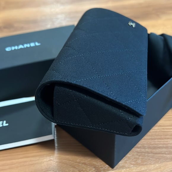 100% Authentic CHANEL SUNGLASSES case / holder - Picture 5 of 9